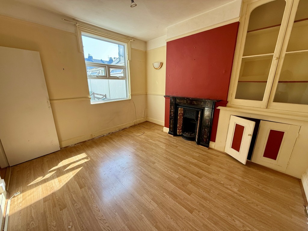 Lot: 150 - THREE-BEDROOM HOUSE FOR IMPROVEMENT - Dining room
